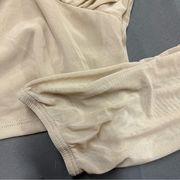 🌴Women’s Almost Famous Mesh V Neck Long Sleeve Crop Top - Picture 5 of 7